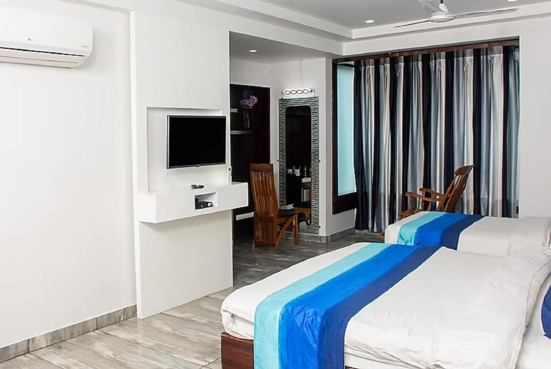 Hotel SGT Plaza Váránaszi Kültér fotó