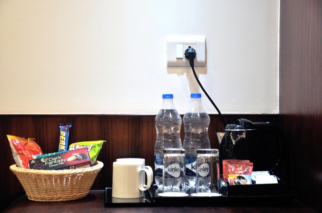 Hotel SGT Plaza Váránaszi Kültér fotó