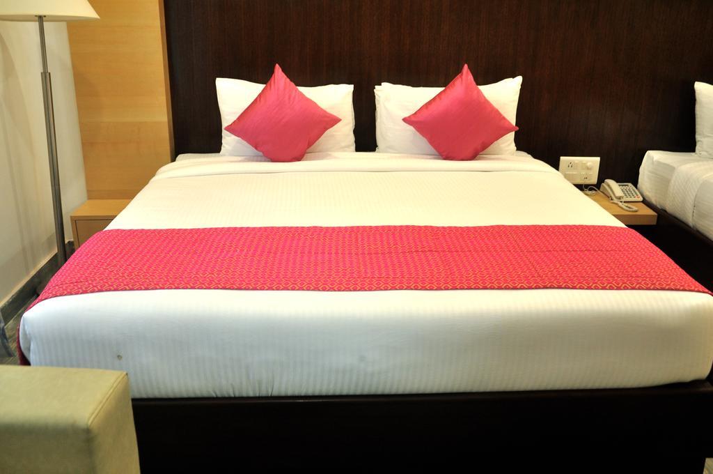 Hotel SGT Plaza Váránaszi Kültér fotó