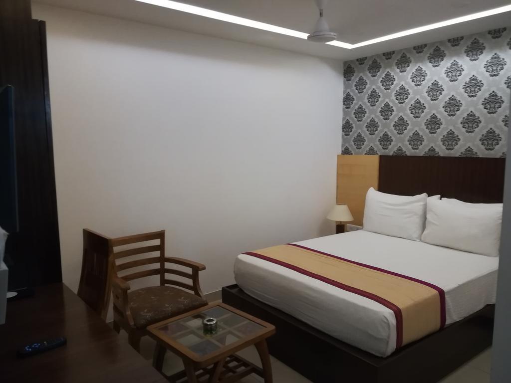 Hotel SGT Plaza Váránaszi Kültér fotó